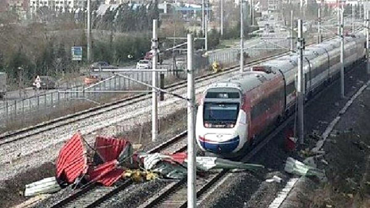 Kocaeli\'yi Lodos Vurdu; Çatılar Uçtu, Deniz Kabardı (3)