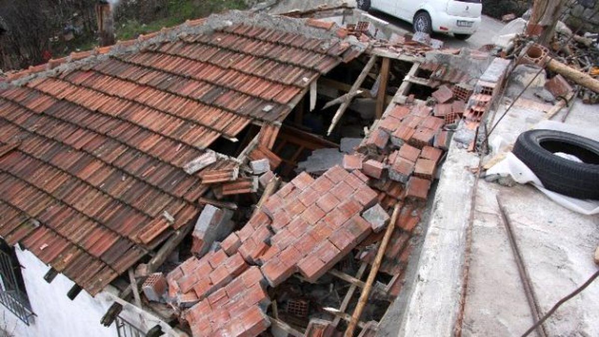 Lodos 13 Evin Çatısını Uçurdu