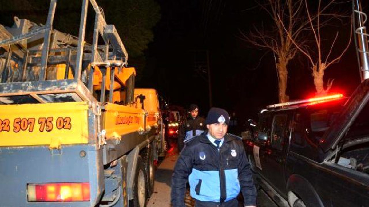 Lodos Fırtınası Manisa\'da Çam Ağaçlarını Devirdi
