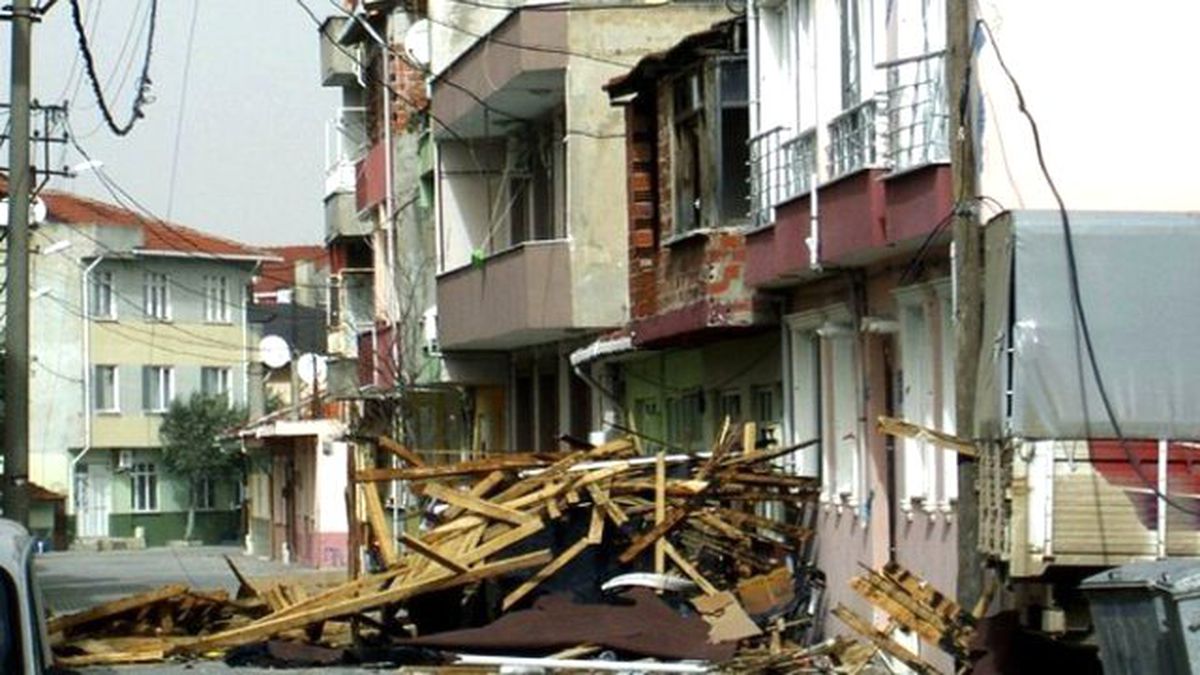 Lodos, Gönen\'de Çatıları Uçurdu