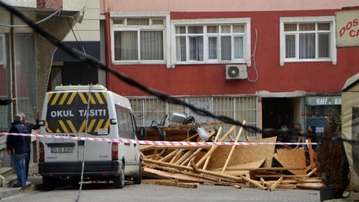 Lodos Seyrantepe\'de Çatıyı Uçurdu
