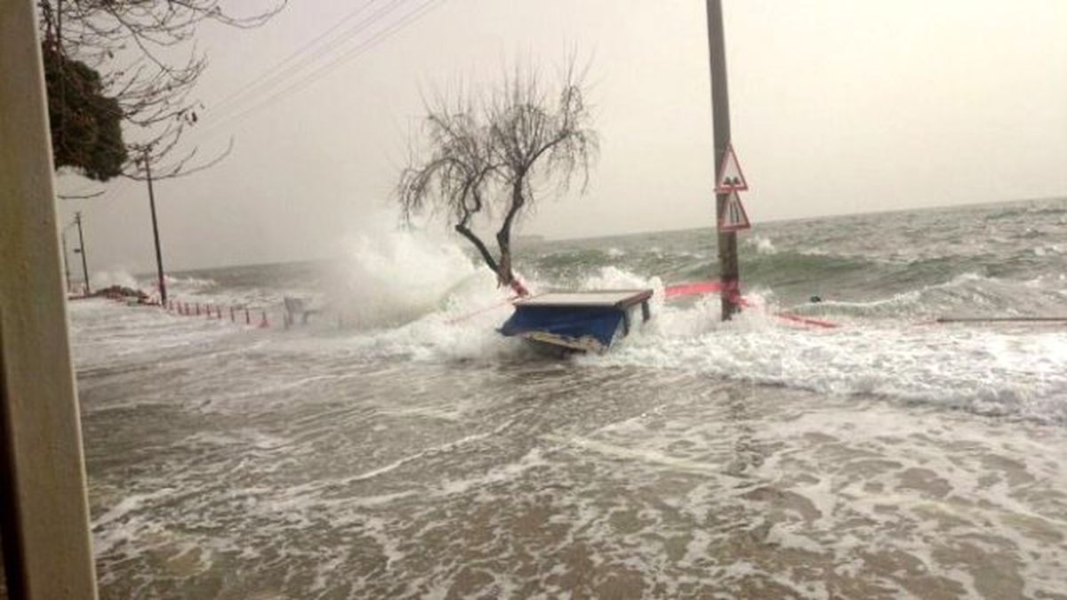 Marmara Denizi Taştı, Dev Dalgalar Bursa Sahillerini Vurdu
