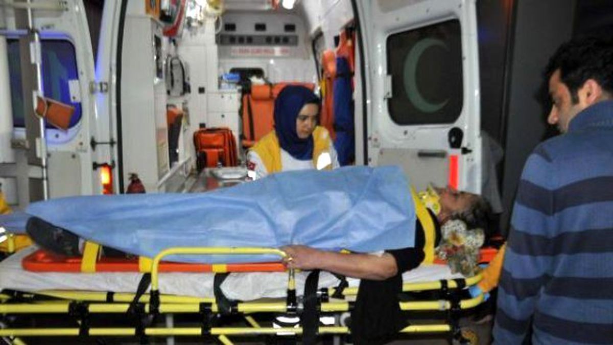 Minibüsün Çarpıp Sürücüsünün Kaçtığı 2 Kişi Yaralandı