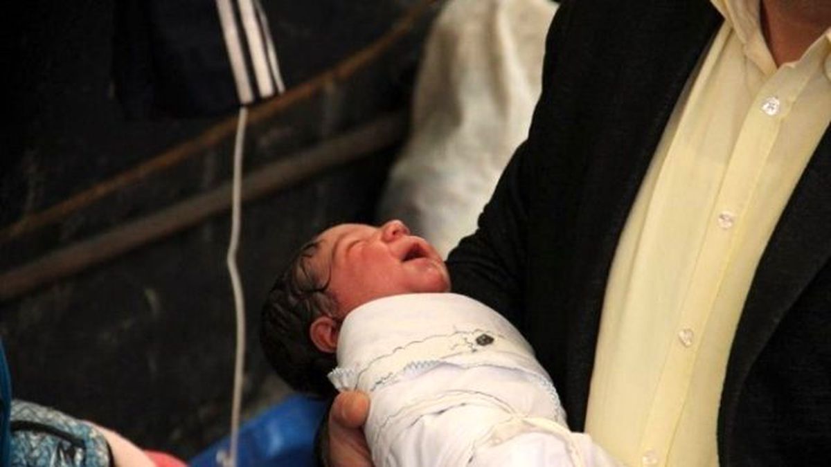 Nidal Bebek\' Çadırda Gözlerini Hayata Açtı