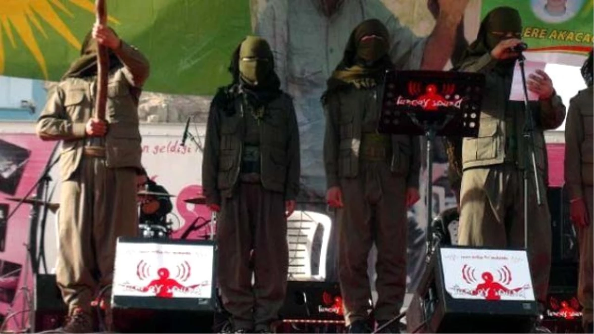 "Öcalan\'a Özgürlük" Mitinginde Yüzleri Kapalı Grup Sahneye Çıktı