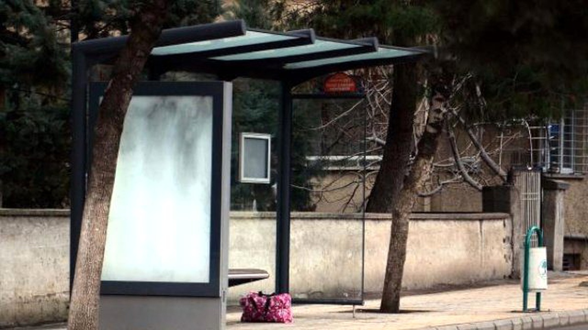 Otobüs Durağında Unutulan Çanta Panik Yaşattı
