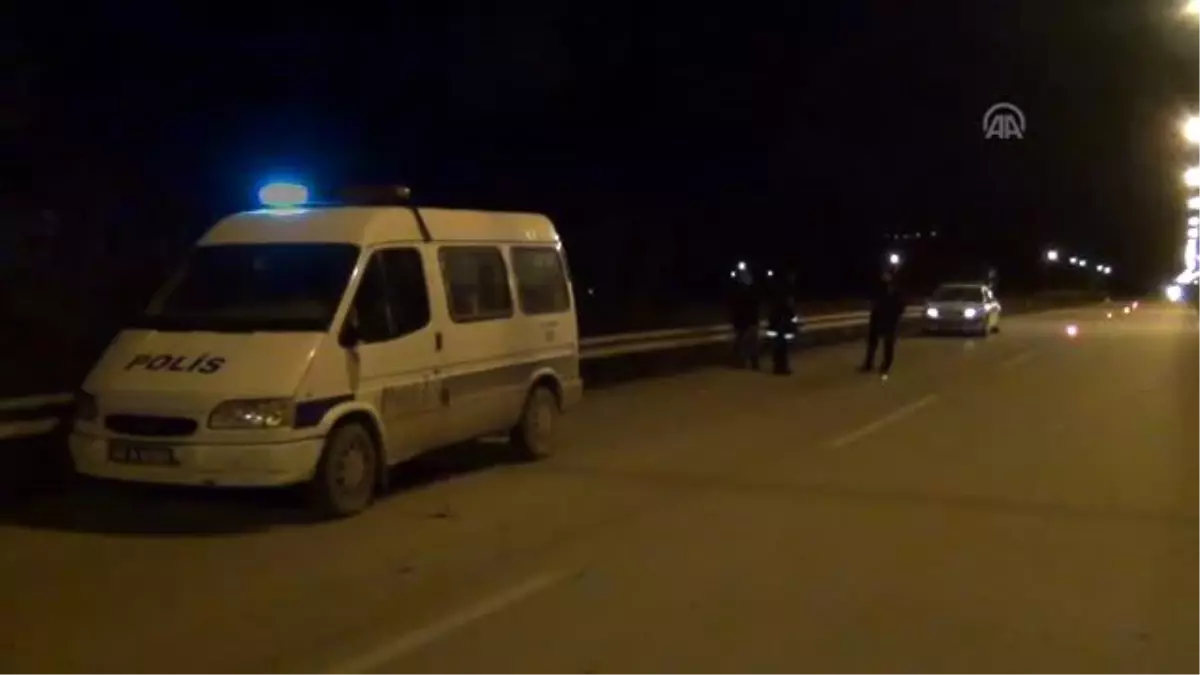 Otomobil Şarampole Yuvarlandı