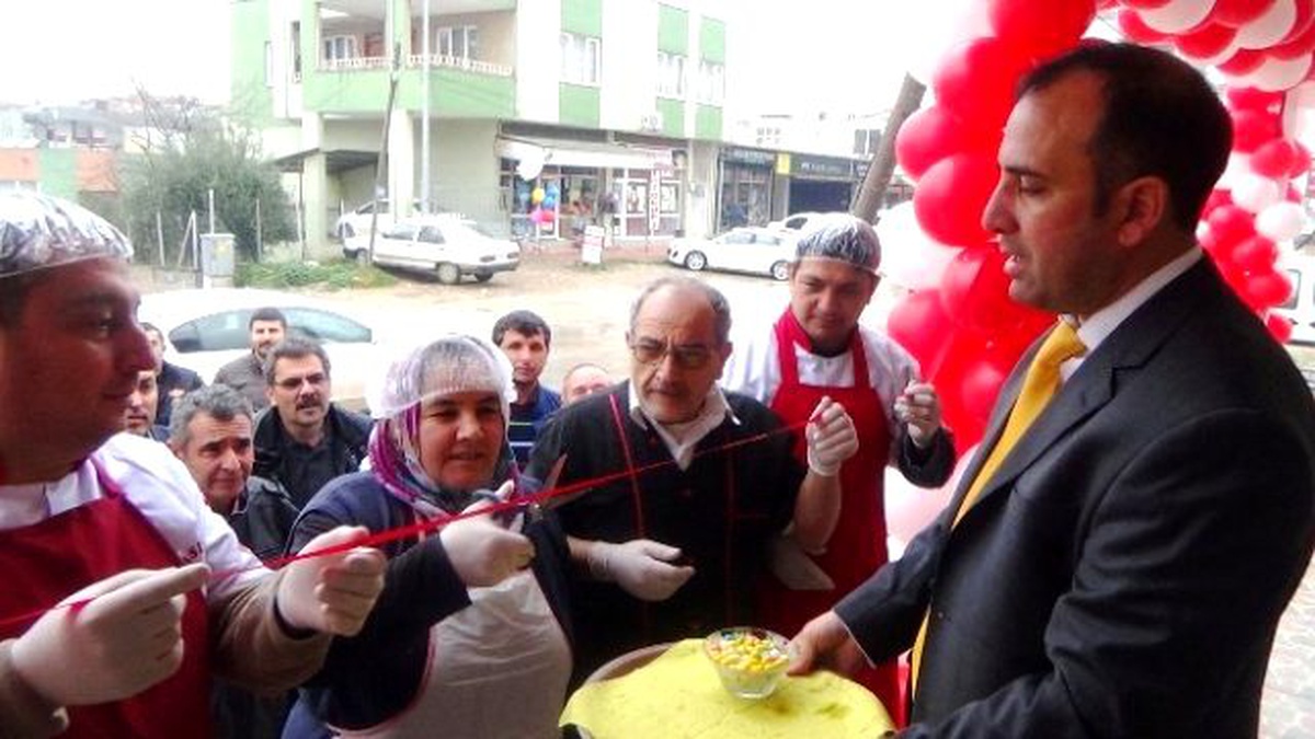 Patron Makas Tuttu, Kurdeleyi Aşçıbaşı Kesti