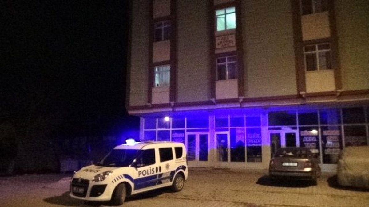 Pencereden Kamyonetin Üzerine Düşen Genç Ağır Yaralandı