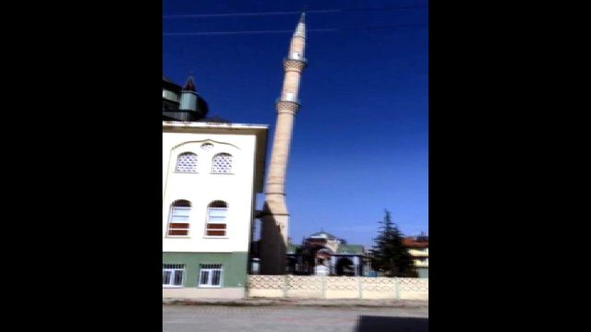 Şiddetli Rüzgar 40 Metrelik Minareyi Yerle Bir Etti