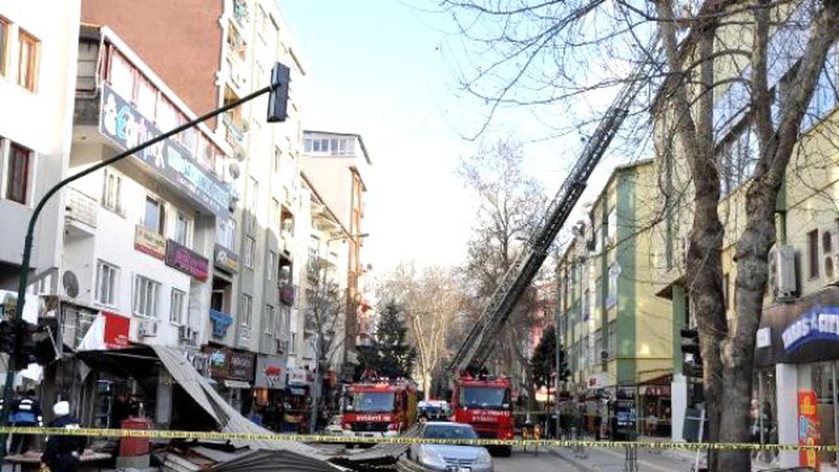 Şiddetli Rüzgar Çatı Uçurdu: 2 Yaralı