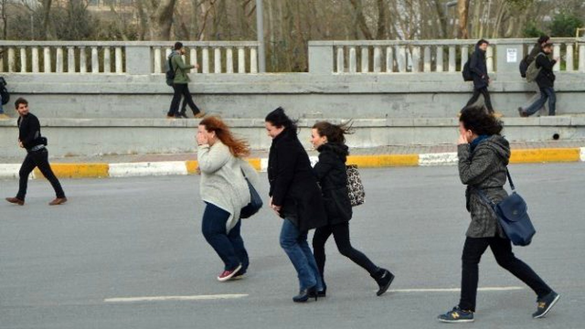 Taksim\'de Vatandaşın Lodosla İmtihanı