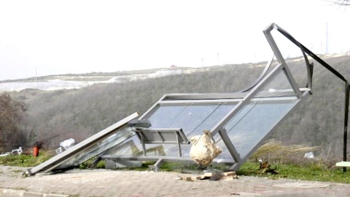 Yalova\'da Binaların Çatıları Uçtu