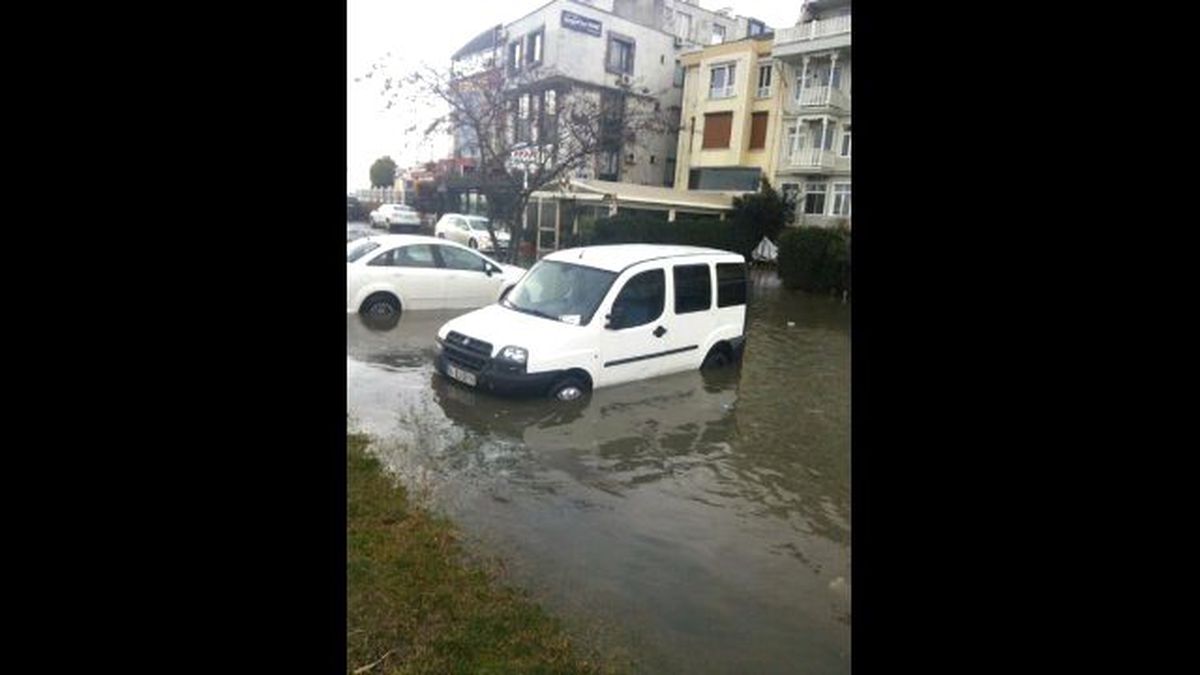 Yeşilköy\'de Deniz Taştı