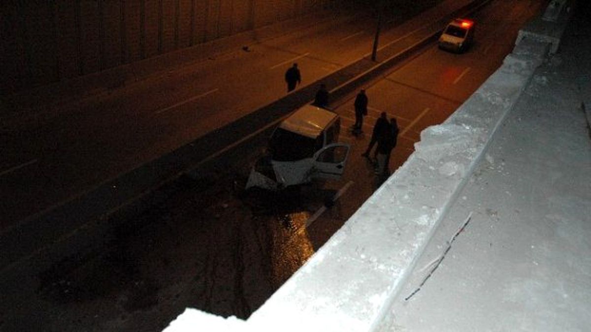 Başkent\'te Araç Alt Geçide Uçtu: 2 Yaralı