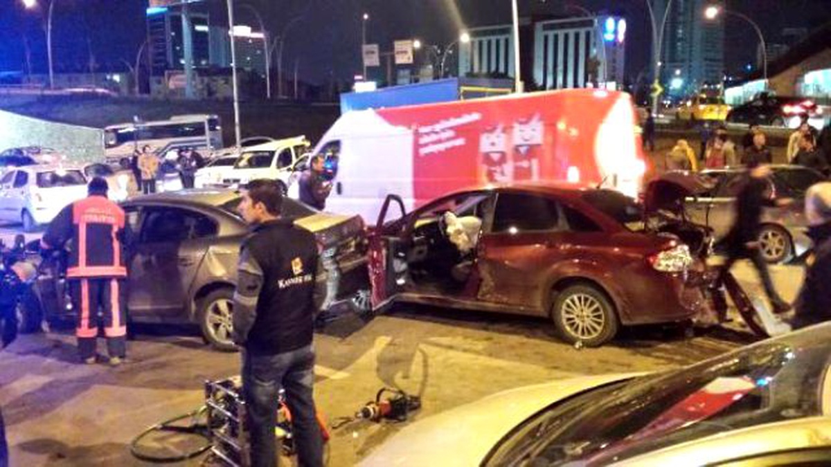 Başkent\'te Zincirleme Trafik Kazası: 12 Yaralı