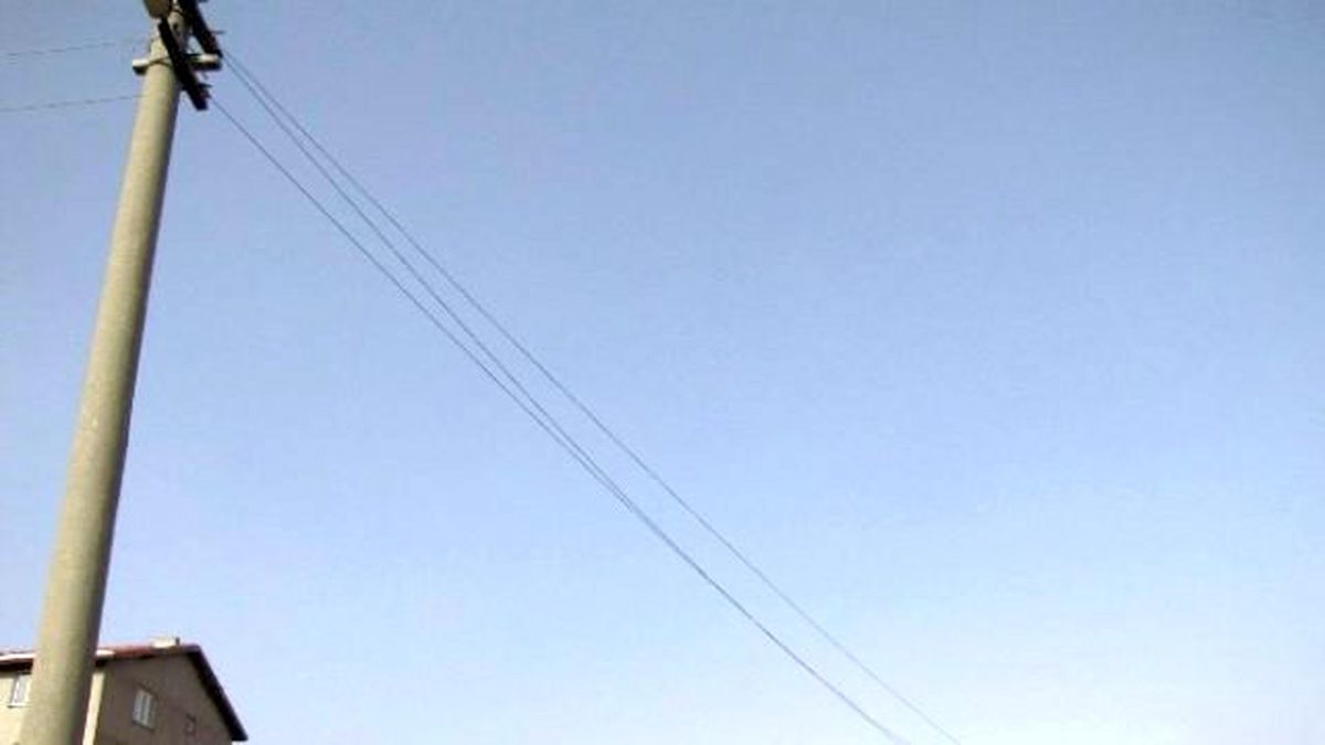 Birbirine Sürten Sarkık Elektrik Telleri Tehlike Saçıyor