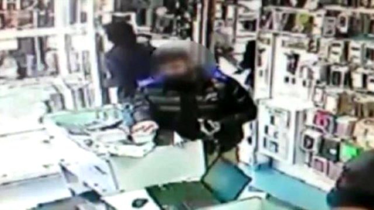 Cep Telefonu Çalarken Kameralara Yakalandı