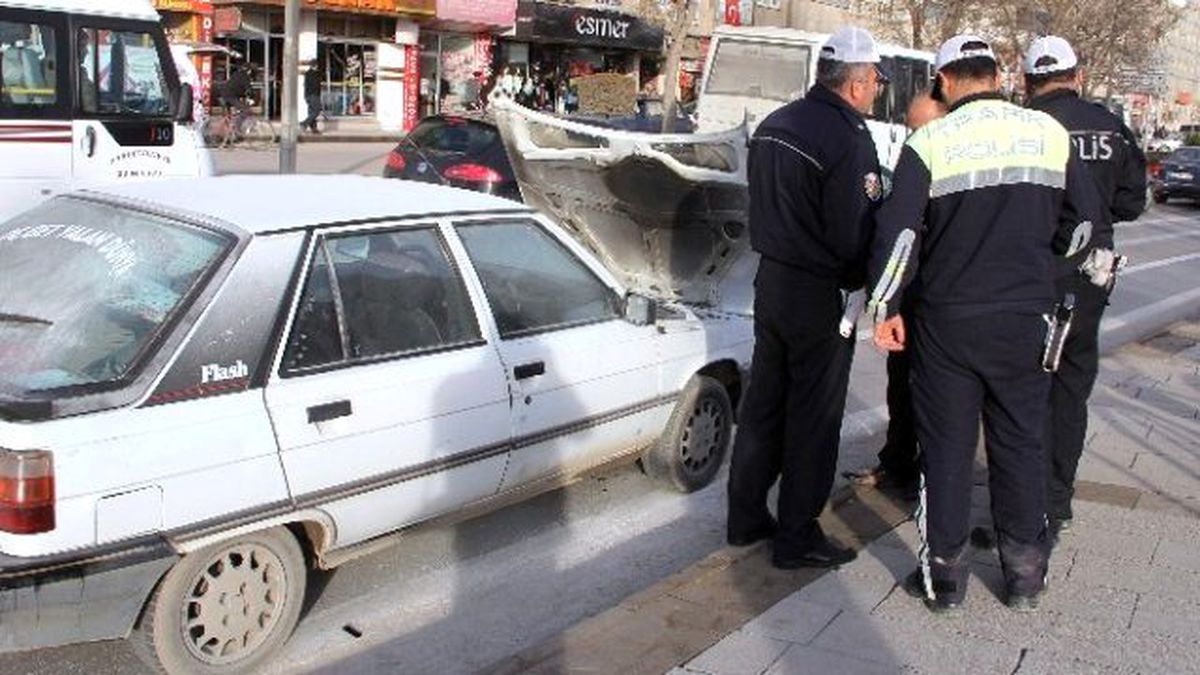 Elazığ\'da Seyir Halindeki Otomobil Yandı