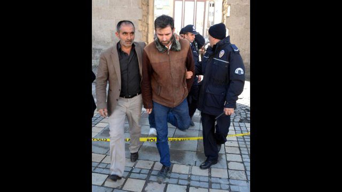 Eşinin Aldattığını Öne Sürerek Surlara Çıktı (2)