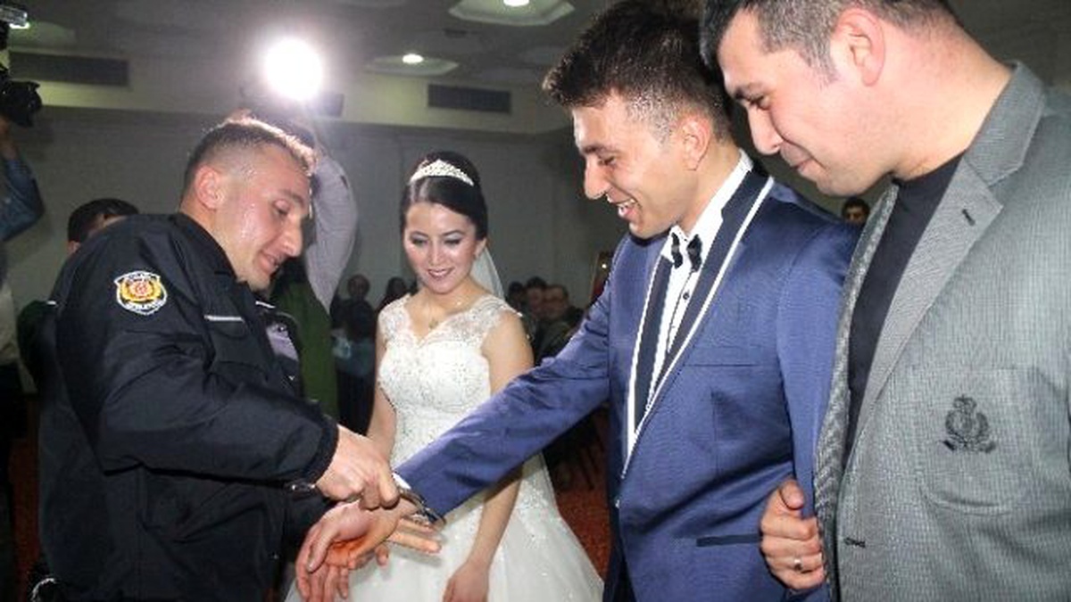 Gelin ve Damada Kelepçe Takılınca Davetliler Şaşkına Döndü