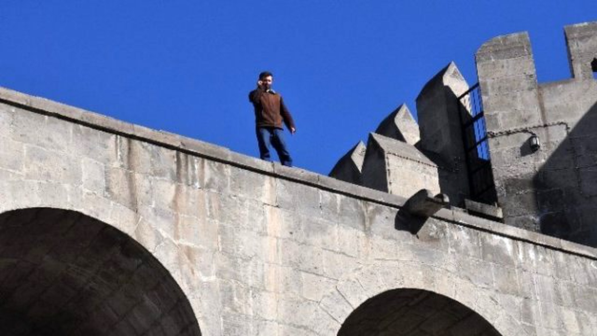 Kale Surlarına Çıkan Şahıs 3 Saat Sonra İkna Edilerek İndirildi