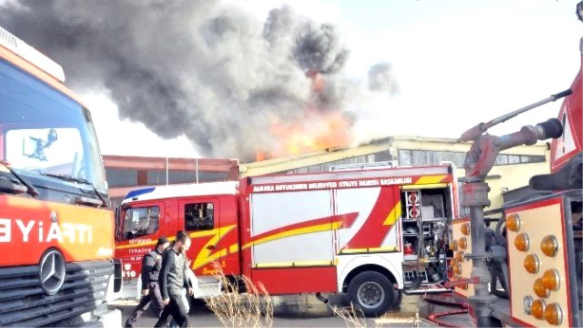 Kazan\'daki Depo Yangını Söndürüldü
