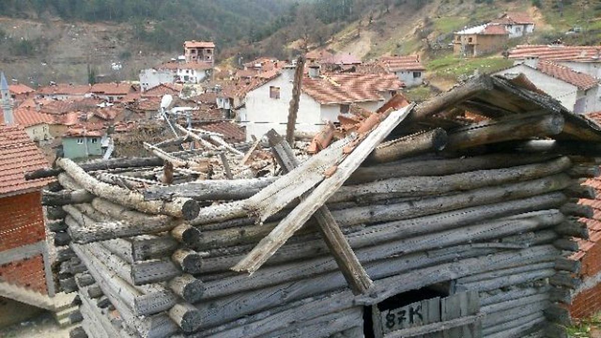 Lodos Dağ İlçelerinde Ağaçları Devirdi, Çatıları Uçurdu