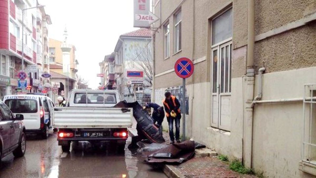 Lodos Eski Mudanya Devlet Hastanesinin Çatısını Uçurdu