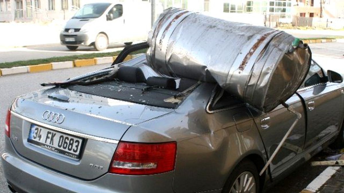 Lüks Aracın Üzerine Su Varili Düştü