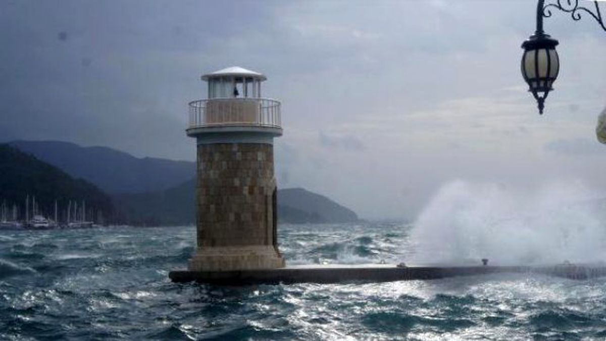 Marmaris\'te Fırtına Etkili Oluyor
