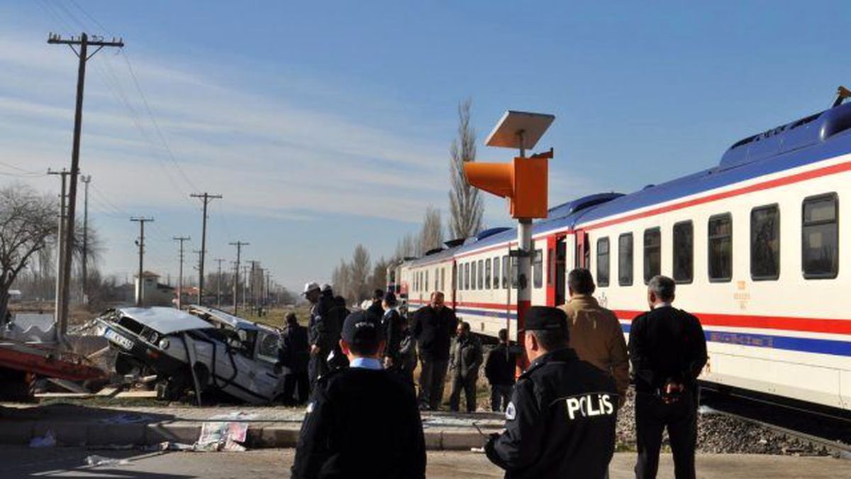 Niğde\'de Hemzemin Geçitteki Kaza