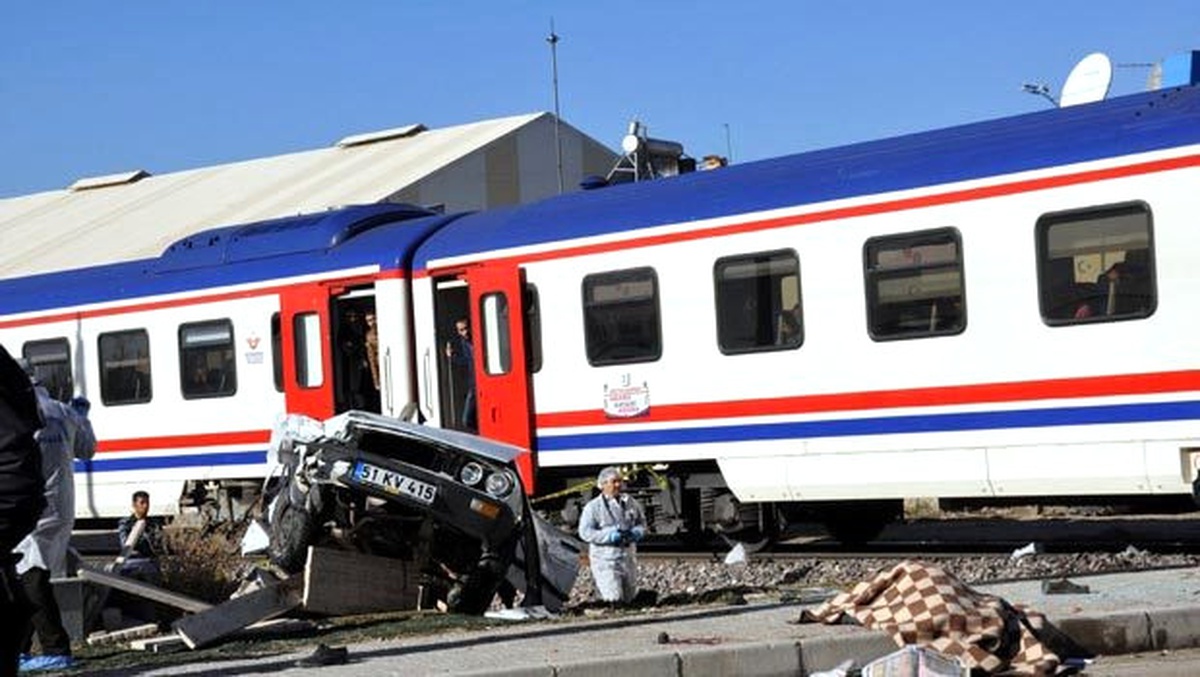 Niğde\'de Tren Kazası: İki Ölü