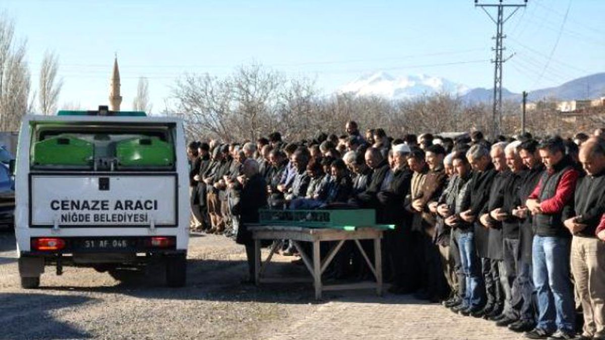 Niğde\'de Tren Otomobile Çarptı: 2 Ölü (2)