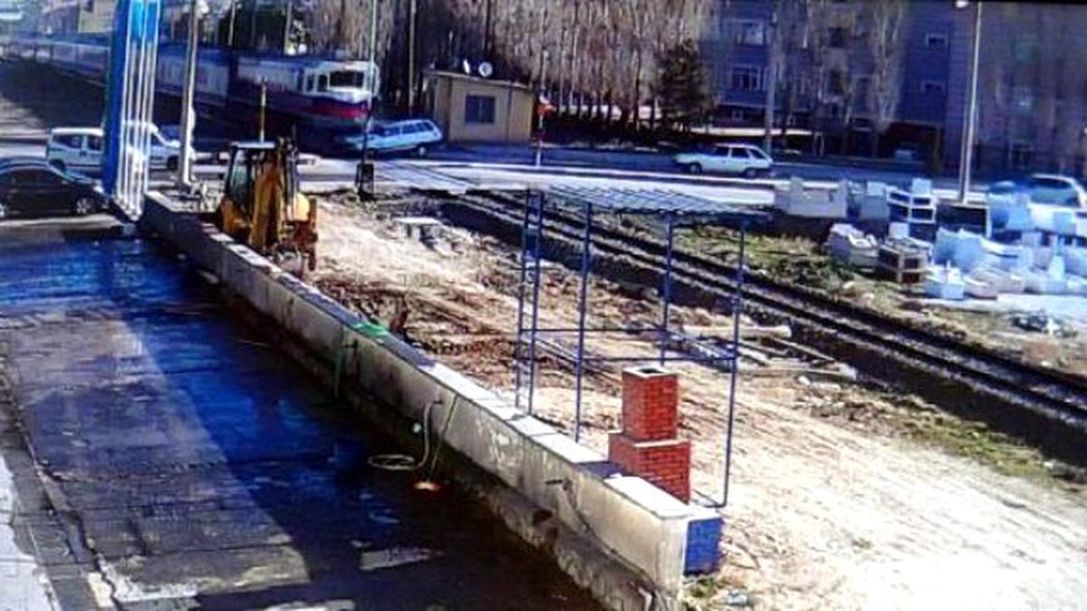 Niğde\'de Tren Otomobile Çarptı: 2 Ölü