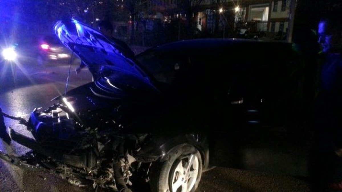 Otomobil Bariyerlere Çarptı: 1 Yaralı