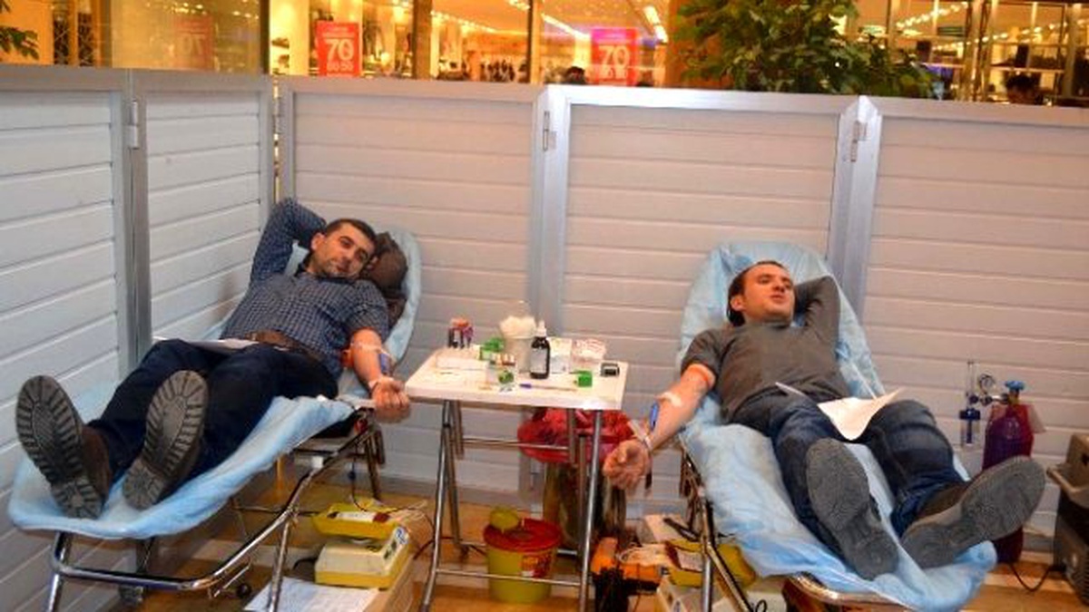 Piazza Ziyaretçilerinden Kızılay\'a Kan Bağışı