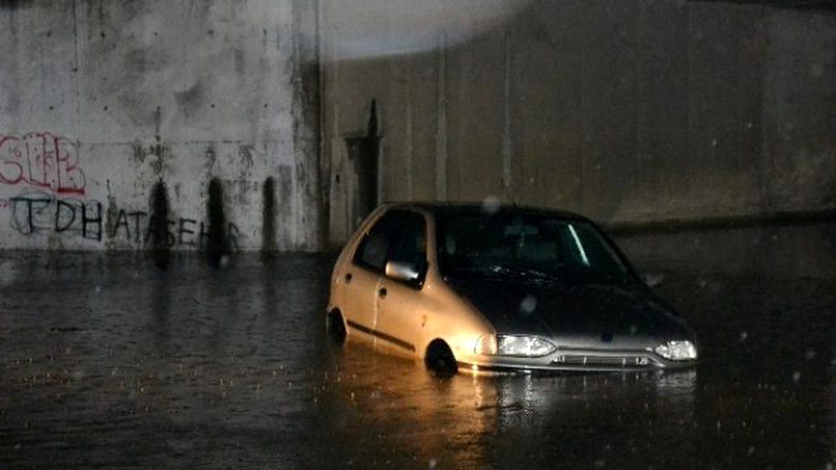 Sağanak Yağış Keşan\'da Yolları Göle Çevirdi