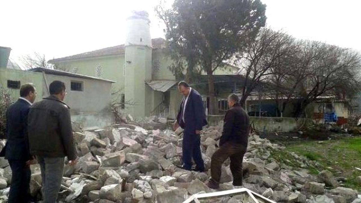 Şiddetli Lodos Manisa\'da Cami Minaresini Devirdi