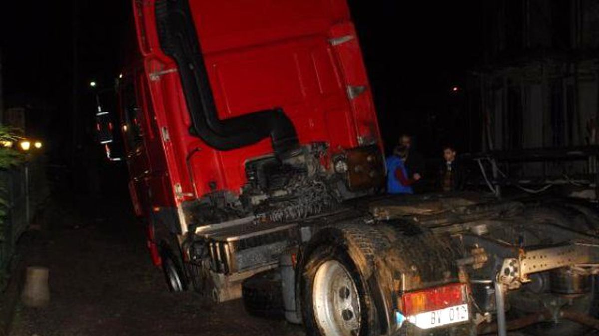 Tır Çöken Yola Saplandı