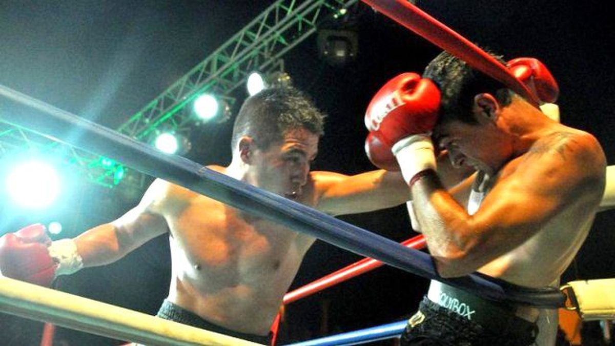 Yumruğuyla Rakibini Ring Dışına Uçuran Boksör