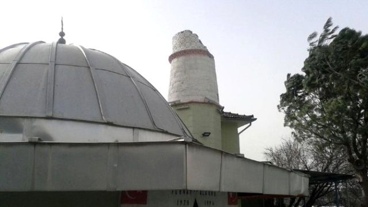 Yunusemre\'de Şiddetli Lodos Cami Minaresini Yıktı