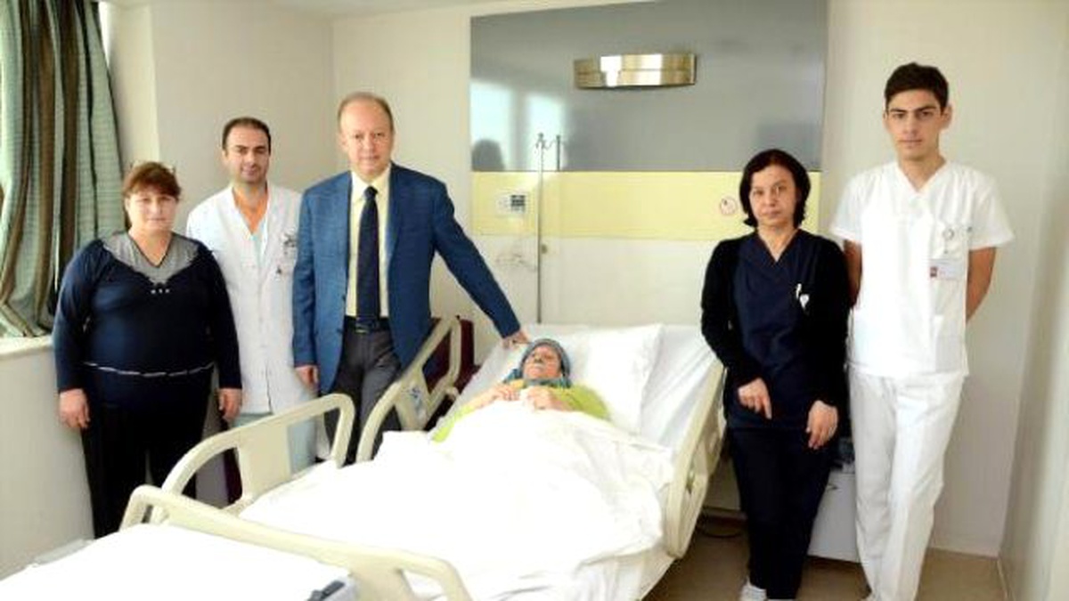 80 Yaşındaki Kadına 2 Santimlik Kesiyle Karın Ameliyatı