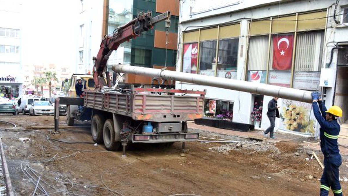 Aliağa\'da Ağaçlar Elektrik Kesintisine Neden Oluyor