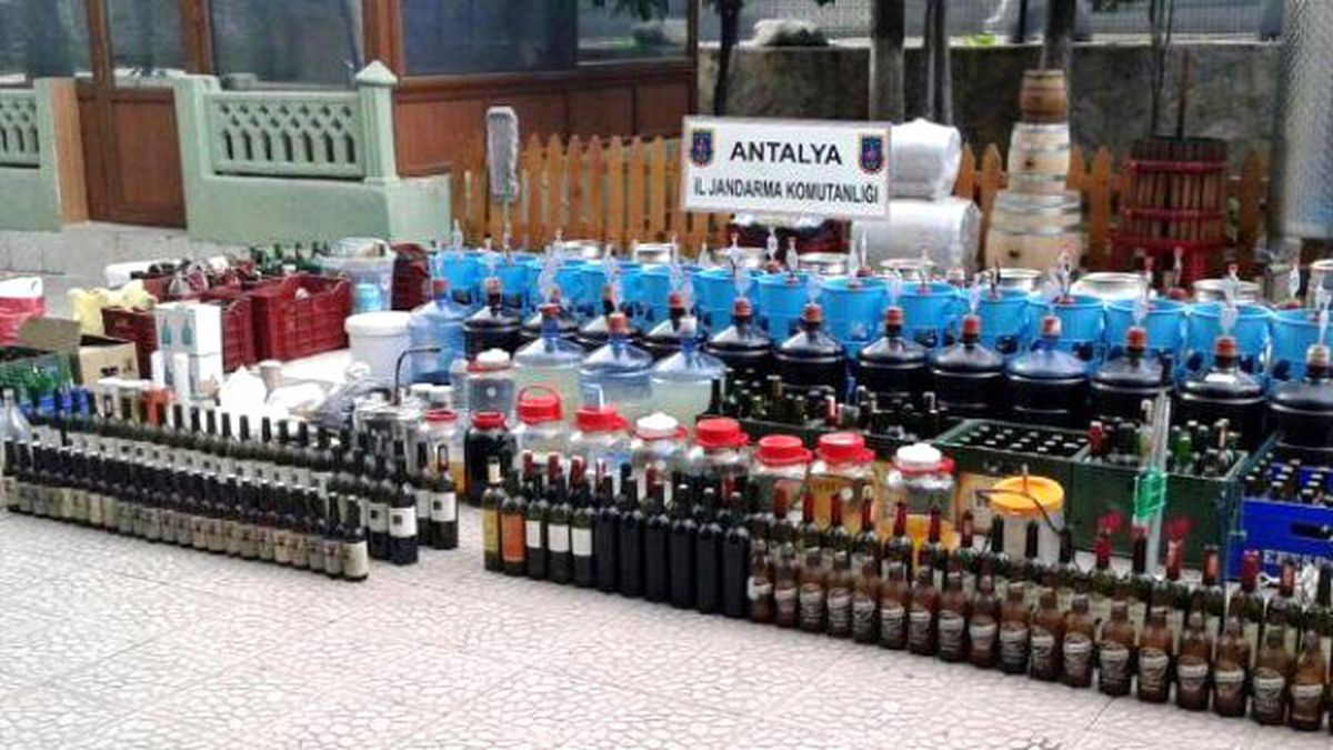 Antalya\'da Jandarma Bin 100 Litre Sahte İçki Ele Geçirdi