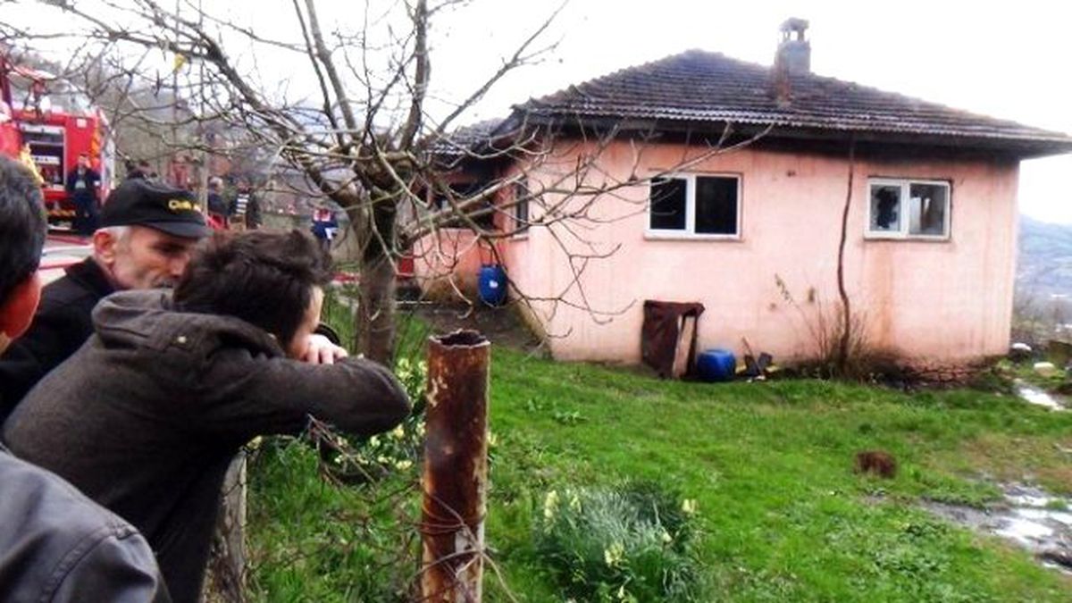 Bartın\'da Bir Ev Çıkan Yangında Tamamen Kül Oldu