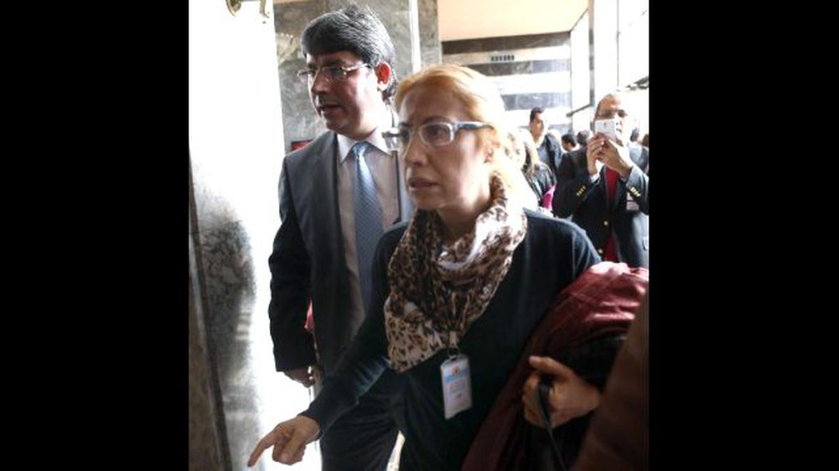 Grup Toplantısı Çıkışında Davutoğlu\'na Seslendi