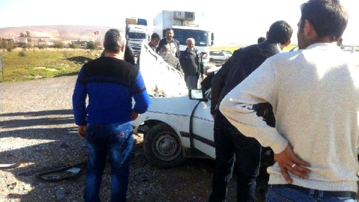Birecik\'te Otomobil ile Kamyon Çarpıştı; 1 Ölü, 2 Yaralı