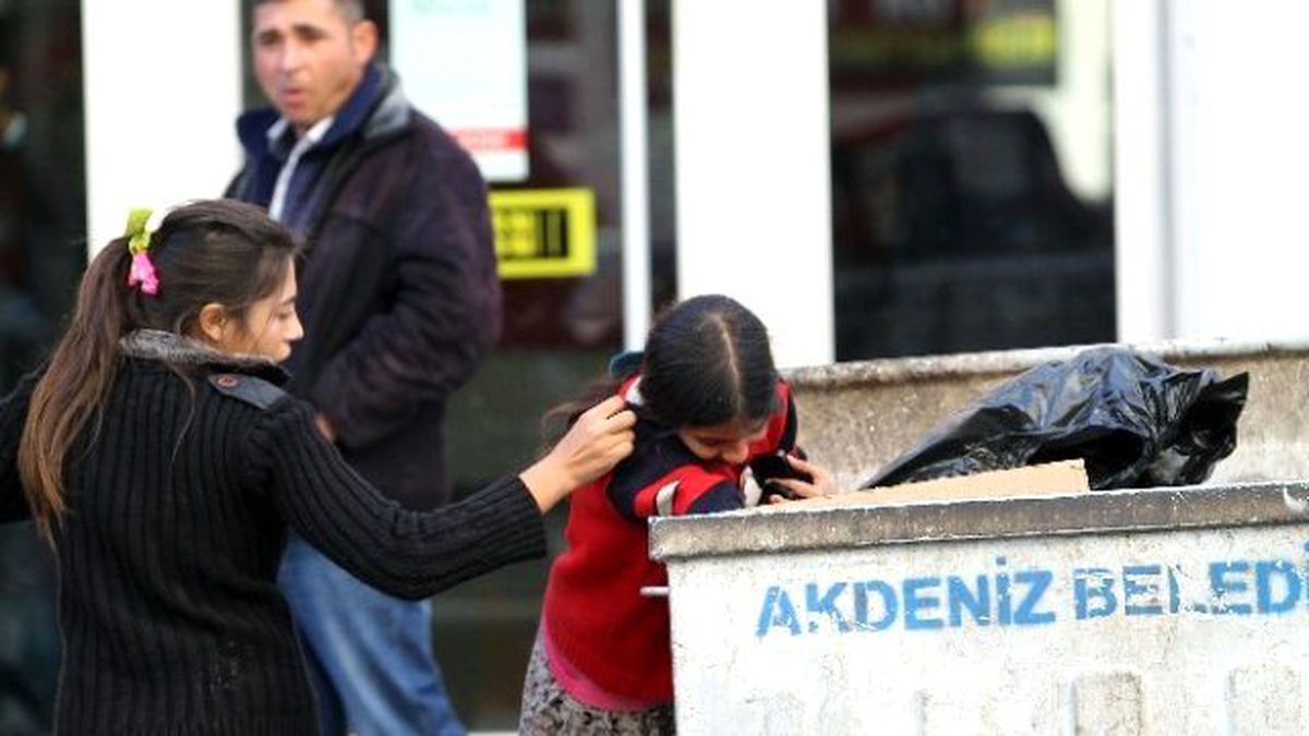 Çocukların Çöp Kutusunda Yiyecek Kavgası