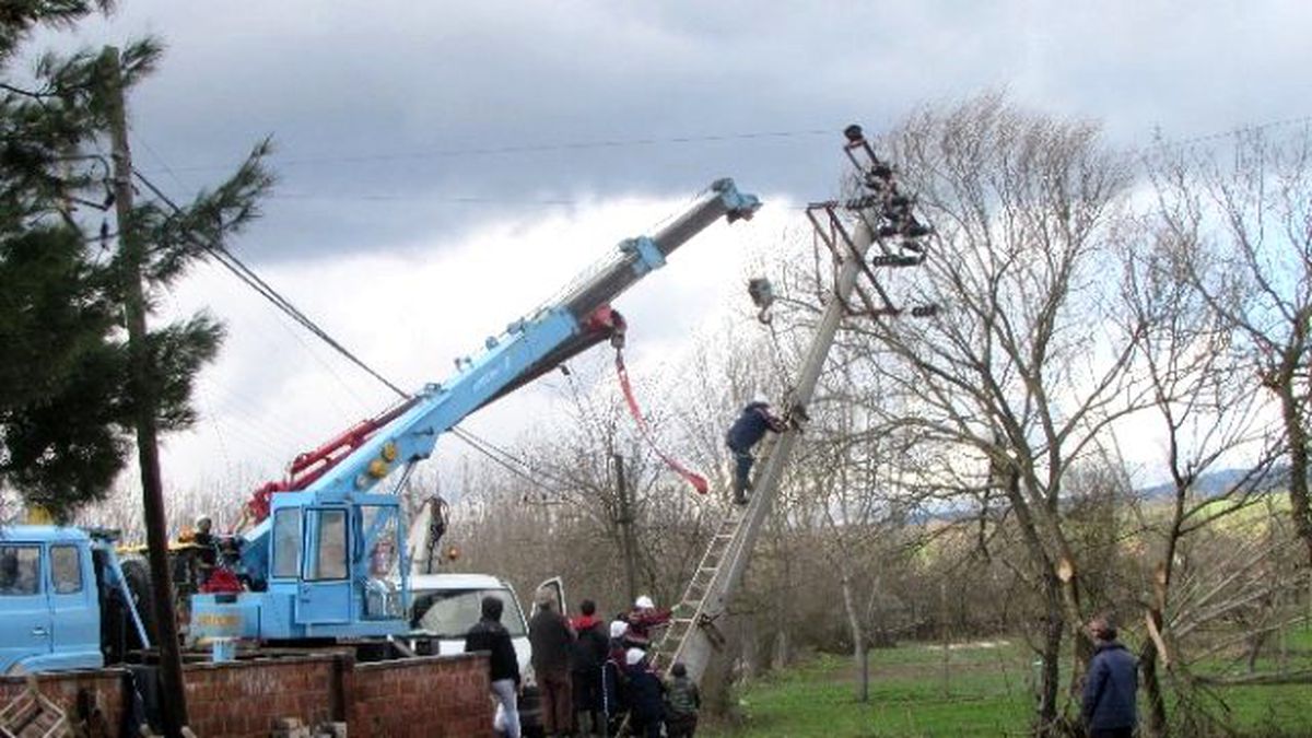 Devrilen Elektrik Direklerinin Tamiratı Yapılıyor